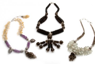 Come fare una collana con pietre dure, sassi e conchiglie