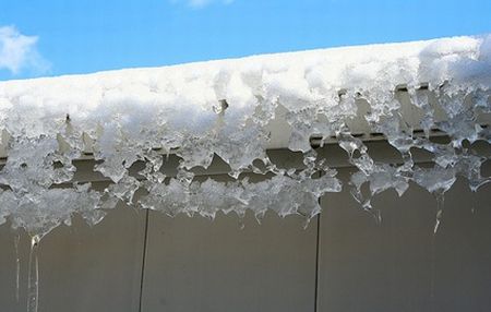 Come evitare che si formi il ghiaccio sul vostro tetto 