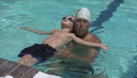 Come insegnare a nuotare a vostro/a figlio/a  