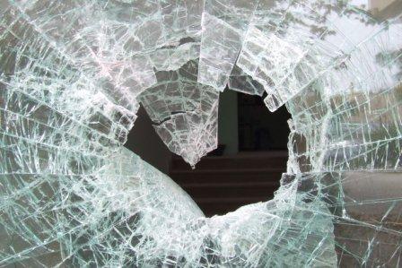 Come sostituire un vetro rotto 