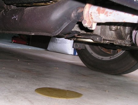 Come togliere le macchie d'olio dal pavimento del garage  