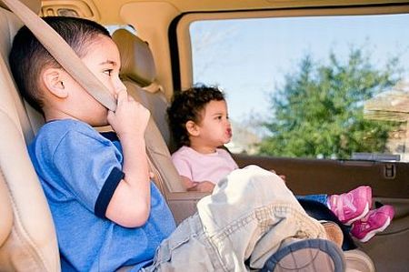 Come viaggiare in auto con i bambini  