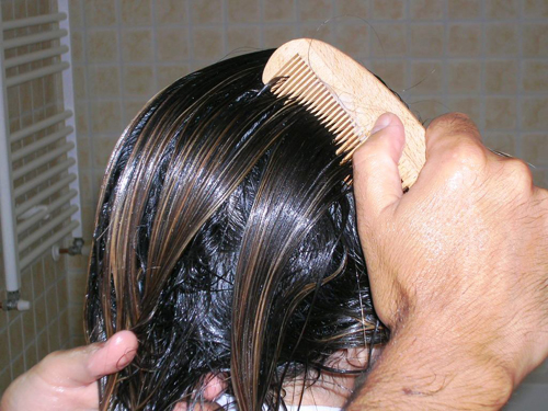 Come preparare uno shampoo per capelli secchi fatto in casa  