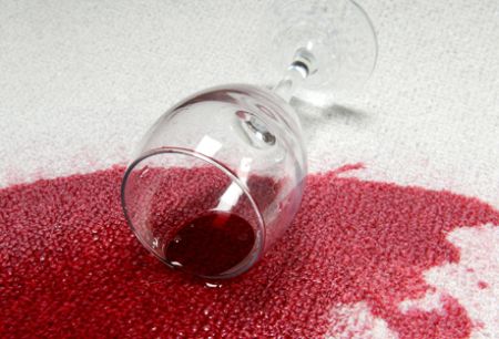 Come eliminare il vino dai tessuti 