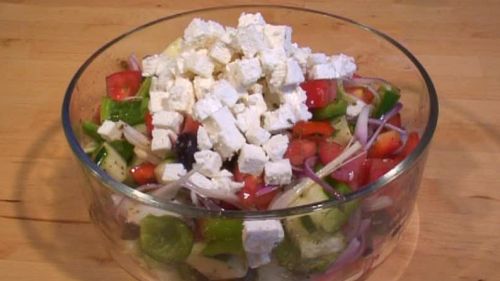 Come fare l'insalata greca  