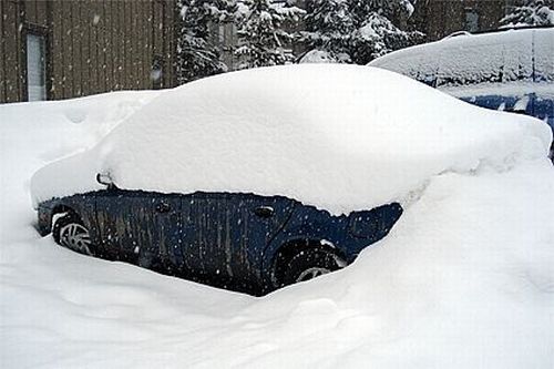 Come togliere la neve dall'automobile  