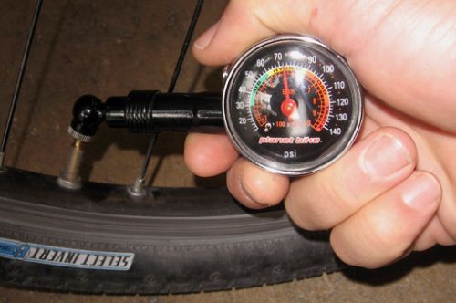 Come regolare la pressione delle gomme di una mountain bike  
