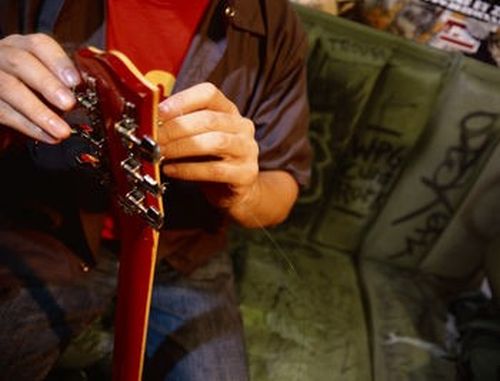 Come sostituire le corde di una chitarra  