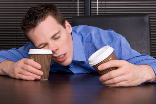 Come rimanere svegli senza caffeina  