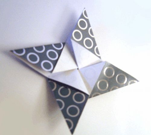 Come fare una stella a quattro punte con l'origami  