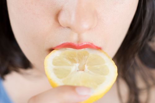 Come curare l'acne con il limone  