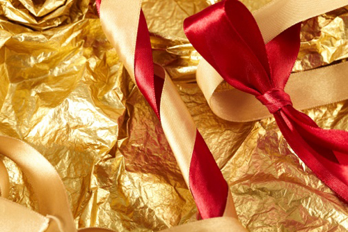 Come riciclare la carta e i nastri di Natale  