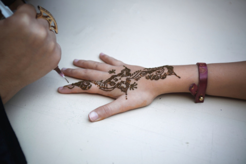 Come fare un tatuaggio all'henné  