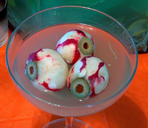 Cocktail di Halloween: il Martini Eyeballs e il Sangue del Diavolo  