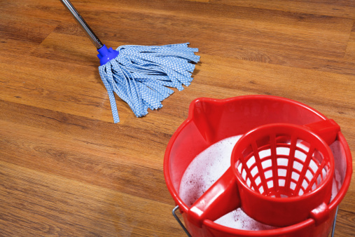 Come togliere le macchie di unto dal parquet  