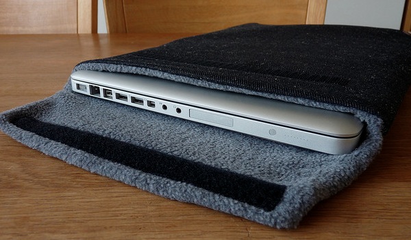 Come creare una custodia di stoffa per computer portatile  