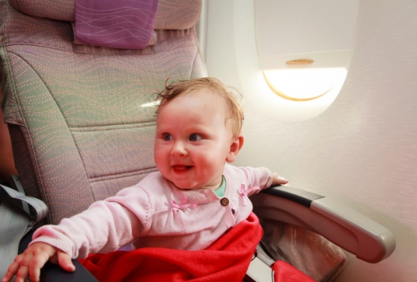 Come viaggiare in aereo con i bambini  