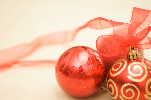 Come decorare l'albero di natale con il tulle  