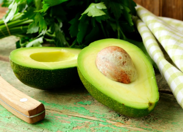 Come fare una maschera per il viso all'avocado  