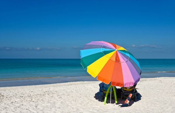 Come piantare un ombrellone in spiaggia  