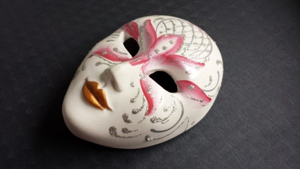 Come realizzare una maschera in gesso per Carnevale  