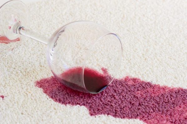 Come eliminare le macchie di vino rosso dai tessuti 