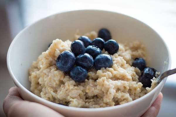 Come preparare una colazione leggera a base d’avena  