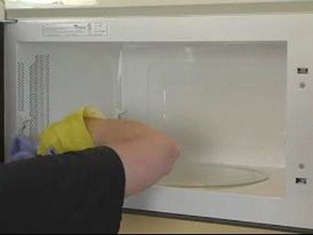 Come pulire il forno a microonde con il limone 