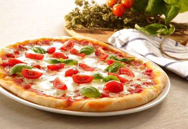 Come fare una pizza con pochi ingredienti  