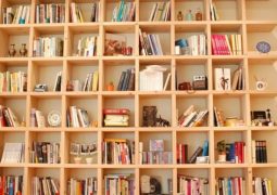 Come sfruttare e decorare le librerie a tutta parete 