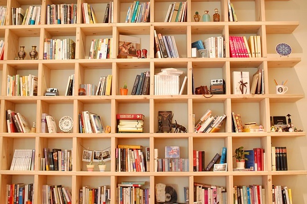 Come sfruttare e decorare le librerie a tutta parete  