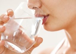 Come bere acqua per ottenere benefici 