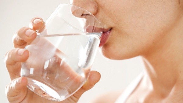 Come bere acqua per ottenere benefici 