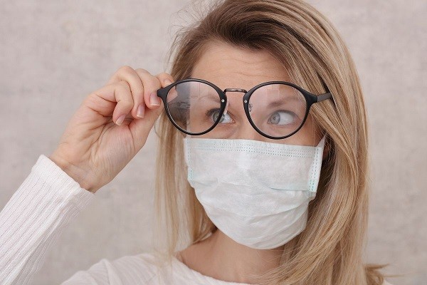 Coronavirus, come evitare che gli occhiali si appannino con mascherina 