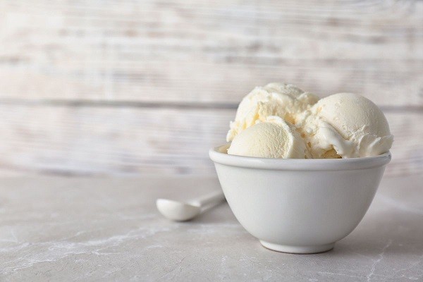 Come preparare un gelato con due ingredienti  