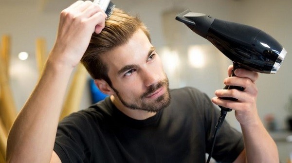 Come asciugare i capelli nel modo giusto  