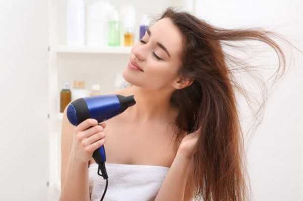 Come asciugare i capelli nel modo giusto  