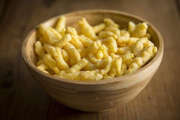 Come preparare patatine al formaggio in casa 