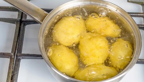 Come utilizzare l'acqua di cottura delle patate  