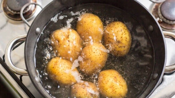 Come utilizzare l'acqua di cottura delle patate 