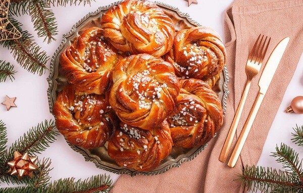Come preparare i cinnamon rolls per Natale  