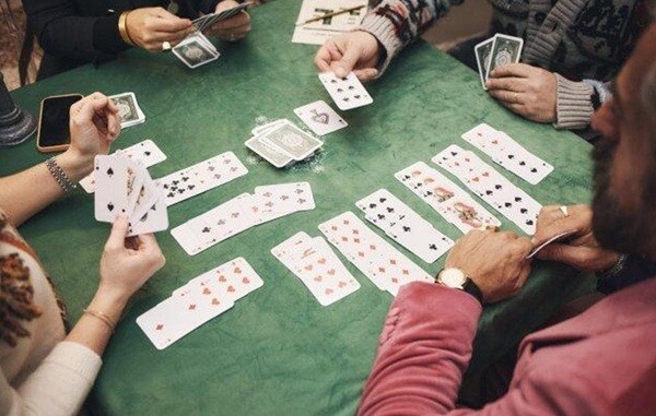 Come organizzare un torneo di burraco natalizio  