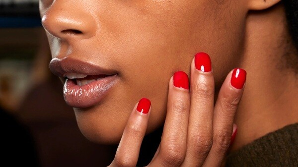 Come scegliere uno smalto di qualità Come scegliere uno smalto di qualità